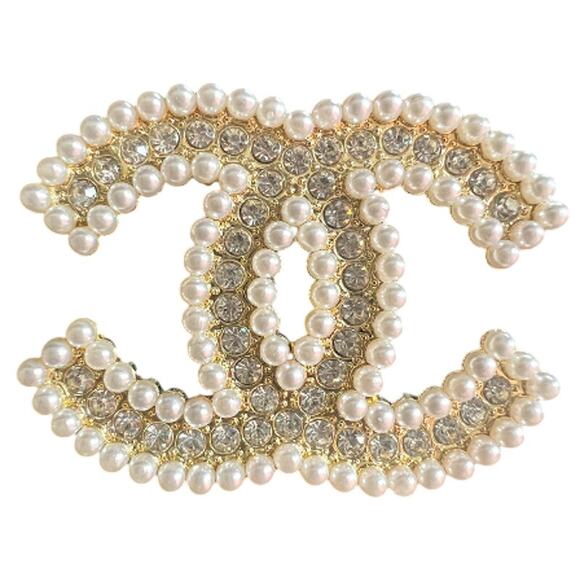 Chanel Gold Crystal CC Pearl Trimmed Brooch Winter Act II 2023 (CCXX023) - Picture 1 of 4